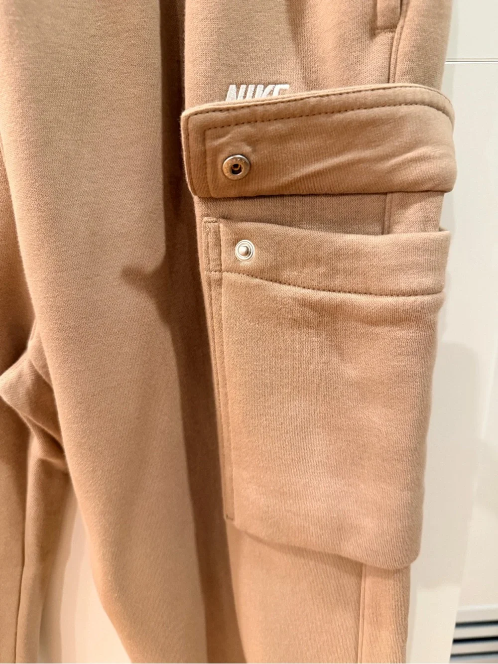 Nike Men’s Tan Cargo Fleece Jogger Pants Size L